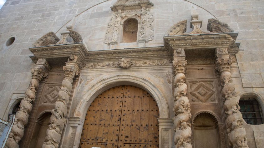 La façana de l’església, una vegada restaurada