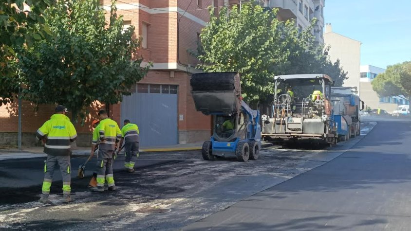 Treballs d'asfaltatge al barri del Sol Ixent