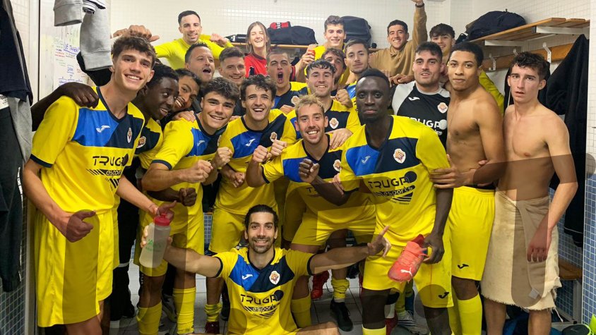 L'equip celebrant la victòria