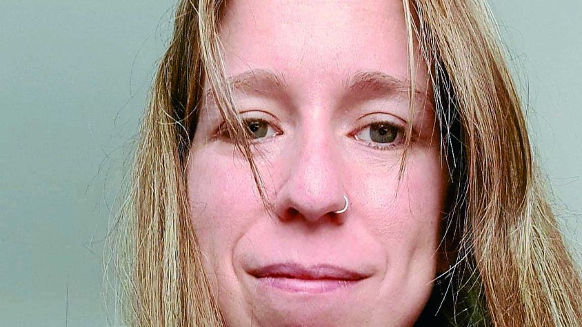 Mònica González amb els utensilis per controlar-se la diabetis