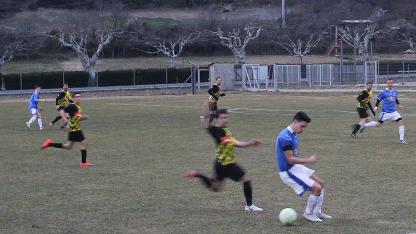 Un moment del partit a Rialp