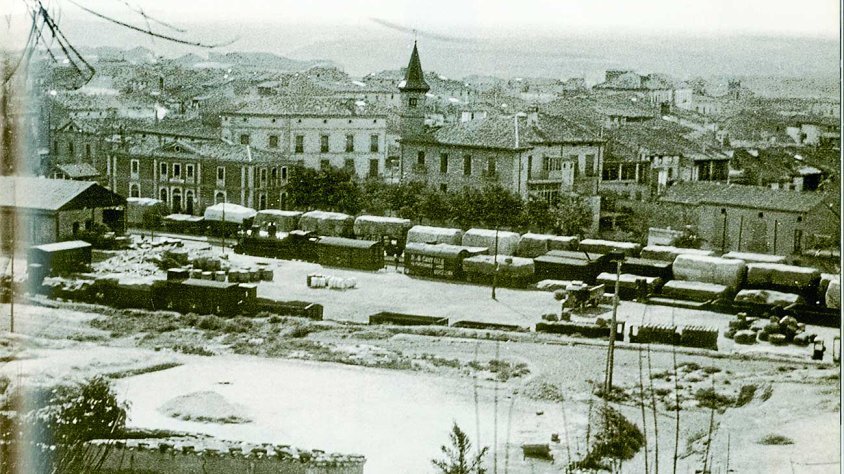 Panoràmica estació Tàrrega amb molts vagons de mercaderies. Anys 30