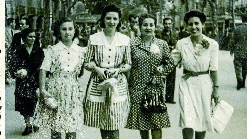 Maria Pomés Badias, Rosa Fontanet, Alba Badias Roig i Júlia Pomés, a les Rambles de Barcelona. Aproximadament l'any 1950