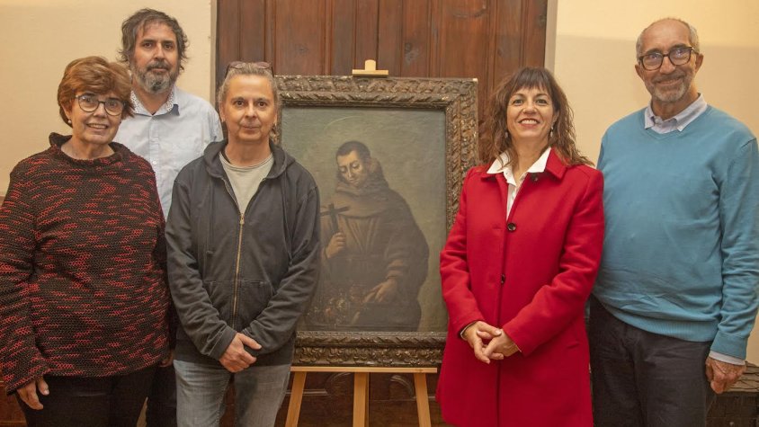 Fotografia amb una de les pintures donades