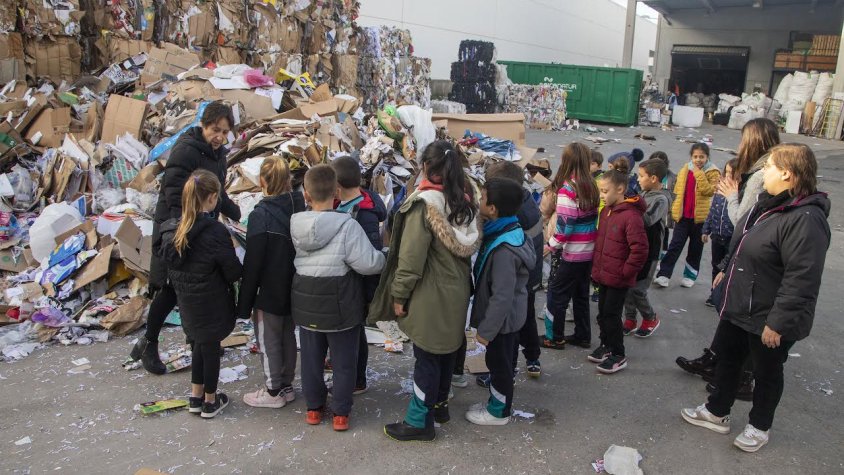 Alumnes de l'escola Jacint Verdaguer a la deixalleria aquest matí