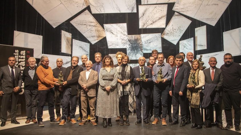 Foto de família amb els guardonats i les autoritats, ahir a la nit a l'escenari del Teatre Ateneu