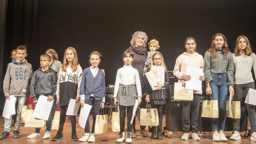 Els alumnes de l'EMMA recollint els guardons