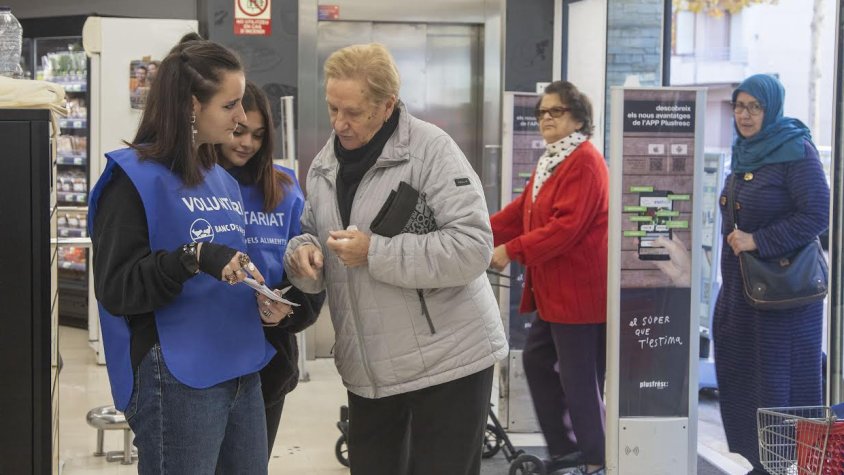 Voluntaris informant del Gran Recapte en un supermercat de la ciutat