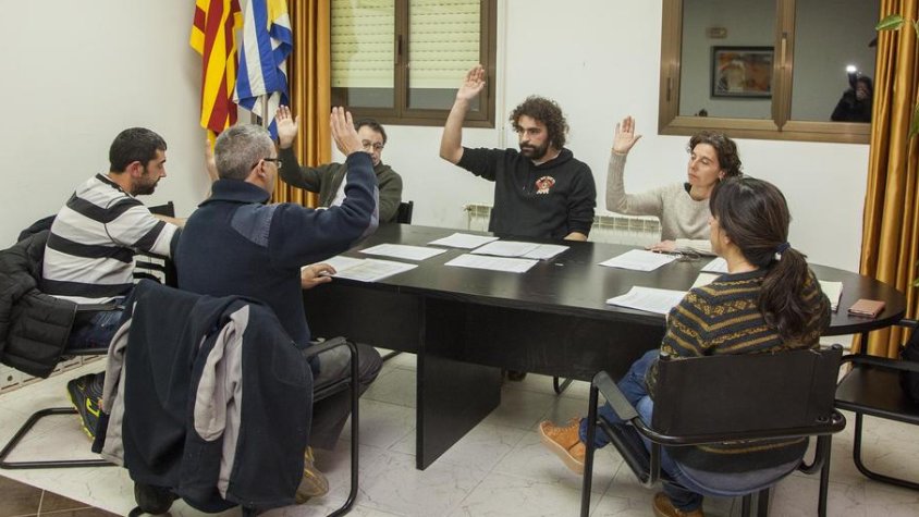 Moment de la votació de la moció ahir a l’ajuntament de Maldà