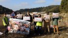 Greenpeace i Ipcena denuncien l'excés de macrogranges amb una acció en una explotació de l'Urgell