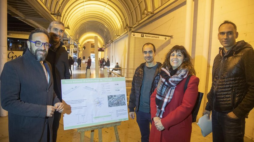 El conseller Juli Fernández amb l'alcaldessa, Alba Pijuan, a l'estació de bus actual
