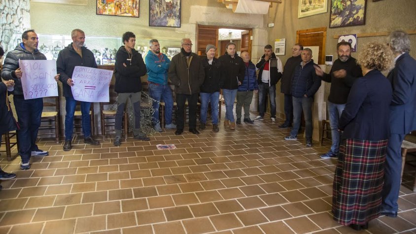 Un moment de la trobada dels pagesos amb els representants polítics