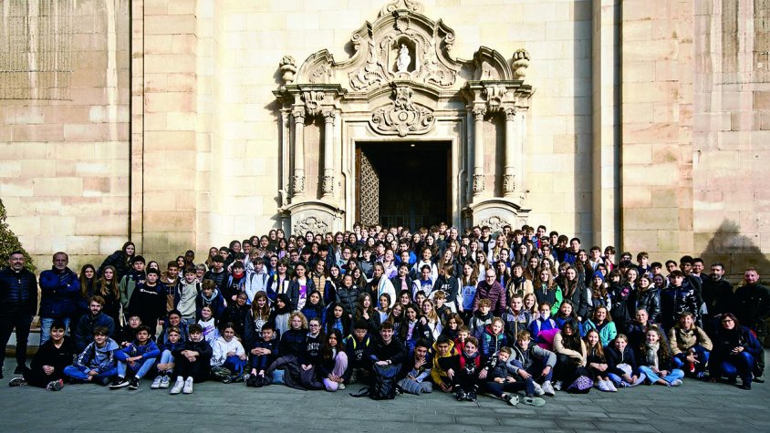 Alumnes Escolàpies Sant Martí de Barcelona, en la visita a la Parroquial