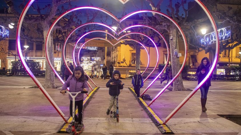 Infants interactuant amb els cors del Pati