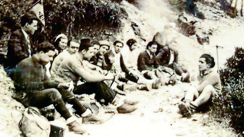 En Timoteu Pomés a la dreta assegut, amb el Grup Excursionista O Ara o Mai de Tàrrega. Sant Llorenç de Morunys. 1933