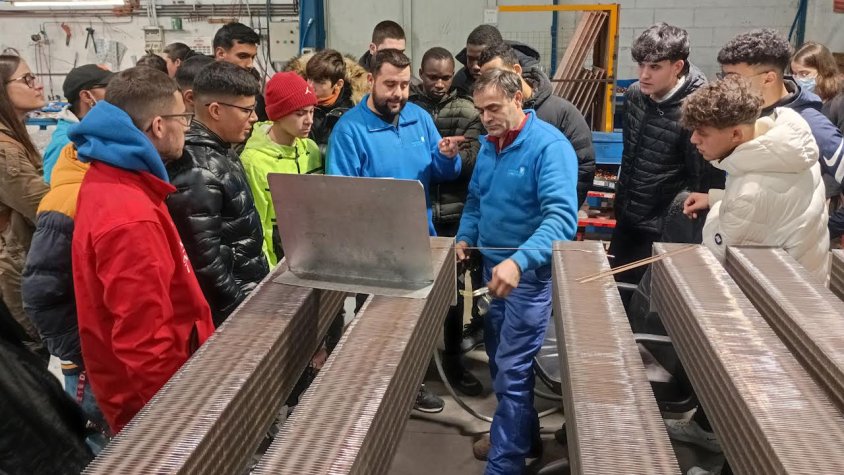 Visita dels joves participants en una de les empreses col·laboradores