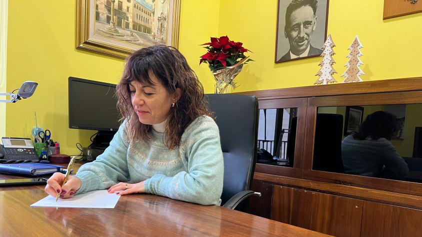 L'alcaldessa treballant al seu despatx