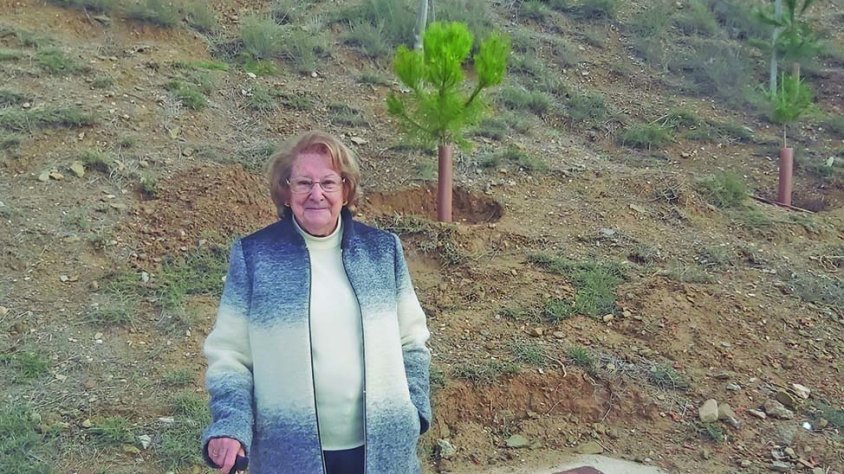 Marta Goméz i Flaquer, al peu d'un dels pins pinyoners que ha apadrinat