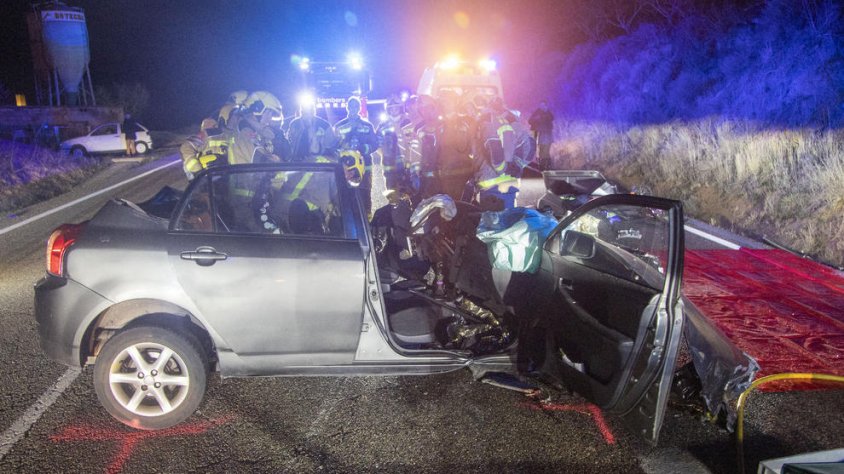 Efectius dels Bombers inspeccionen un dels vehicles accidentats a Ciutadilla