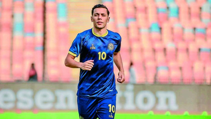 Ahmed Belhadji amb el 10 de l'Aswan SC