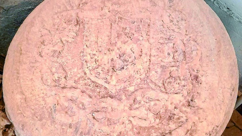 Pedra esculpida l'any 1758, que estava situada a l'exterior de l'església per deixar constància de les obres d'ampliació de la capella de les Santes Espines