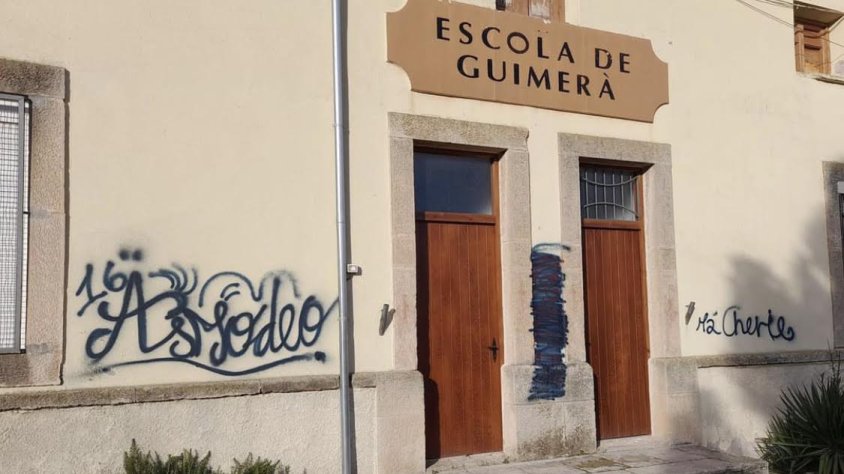 Pintades a la façana de l'escola