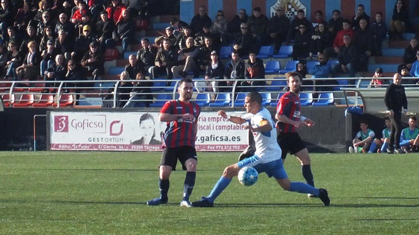 Un moment del partit en el qual els dos capitans es disputaven la pilota