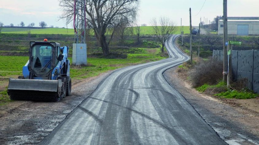Treballs de pavimentació en un dels camins