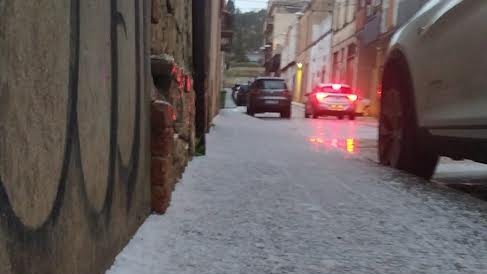 Un carrer de Tàrrega emblanquinat amb neu granulada