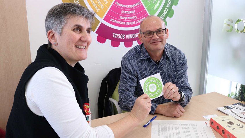 Maite Trepat lliurant el distinció que acredita una de les empreses que ja formen part de la xarxa