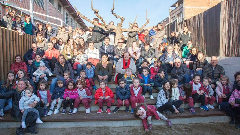 Alumnes d'Infantil del centre en la inauguració del nou pati