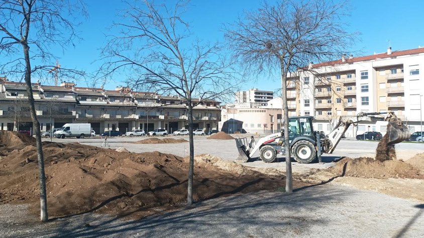 Moviment de terres a la plaça de les Bòbiles