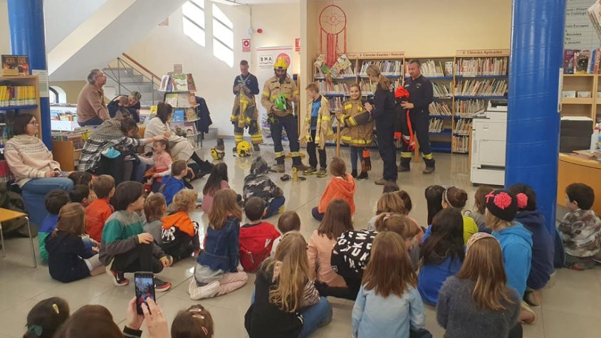 Els bombers, dissabte durant la sessió a la biblioteca