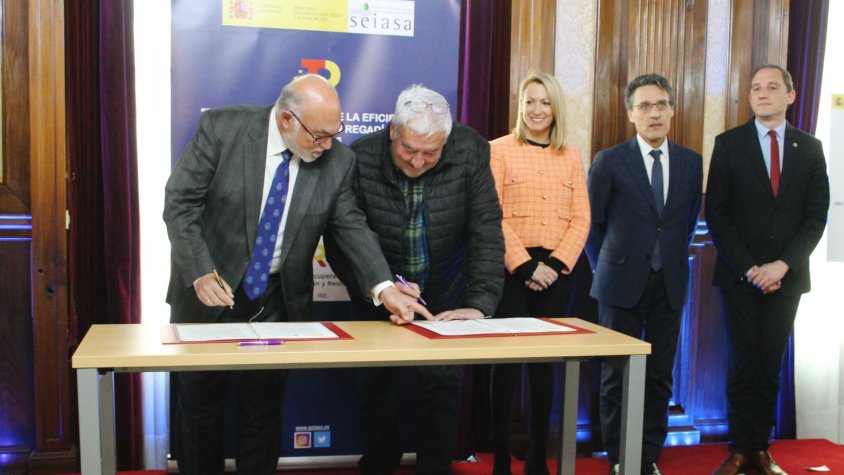 La firma del conveni entre la Seiasa i el president del Canal d’Urgell, Amadeu Ros