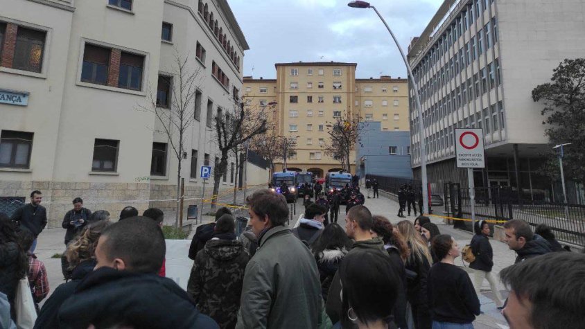 Concentració davant la comissaria de la policia espanyola a Lleida