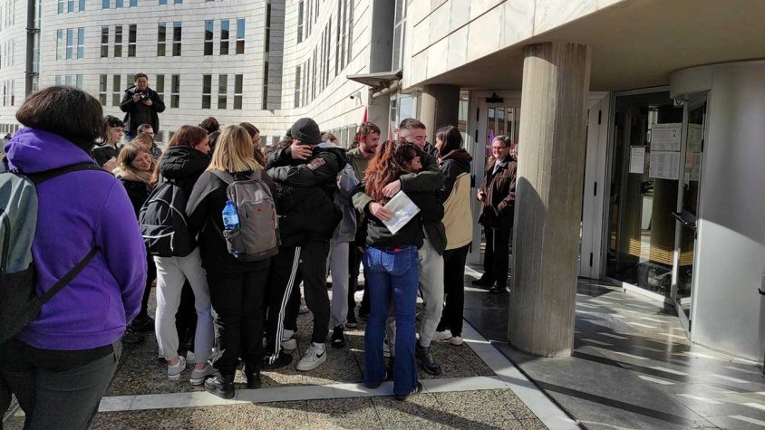 Els militants d'Arran detinguts s'abracen amb familiars i amics a la sortida del jutjat
