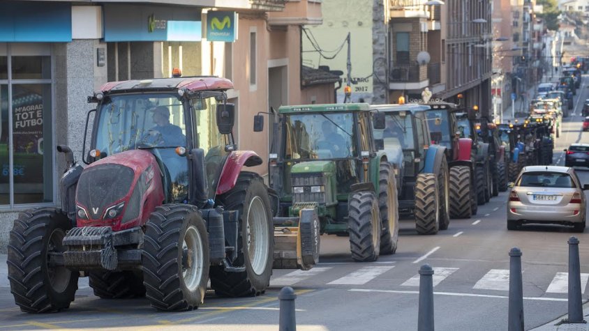 Els primers tractors arribant al Pati
