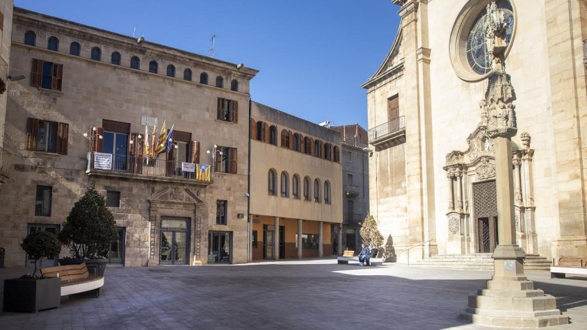 Imatge de la plaça Major presa diumenge a migdia, ja sense la decoració de Carnaval