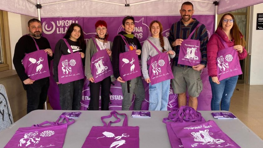 Presentació de les noves bosses amb els dissenys d'alumnes de l'Escola Ondara