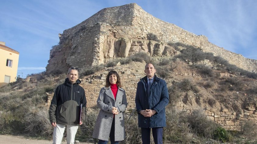 L'alcaldessa de Tàrrega visita l'entorn del castell amb José Crespín