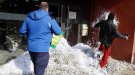 Ramaders i pagesos omplen de papers triturats l'entrada d'Acció Climàtica a Lleida per denunciar l'excés de burocràcia