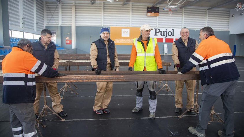 Amb vestuari marró, tres dels refugiats que treballen a la brigada municipal