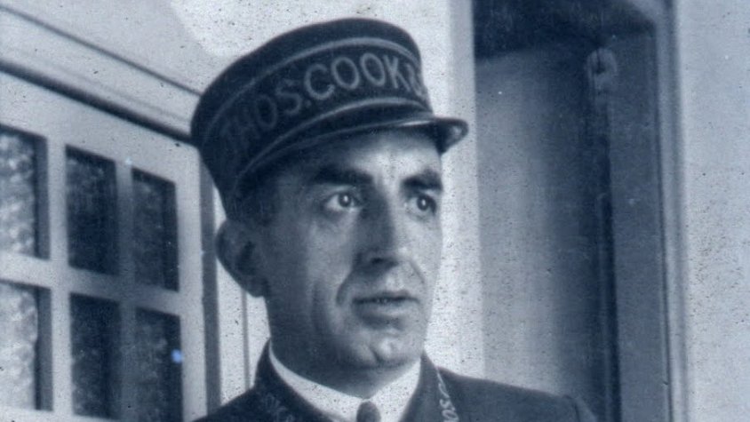 En Manuel Perenya Reixachs a Portbou amb l'uniforme de l'agència Thomas Cook & Son. 1931