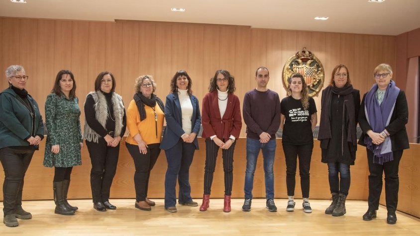 La consellera Tània Verge amb l'alcaldessa, regidors i altres representants polítics