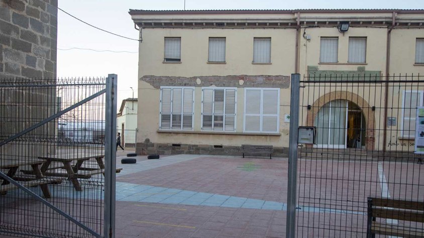 Vista de la plaça limitada per la porta d'accés al centre