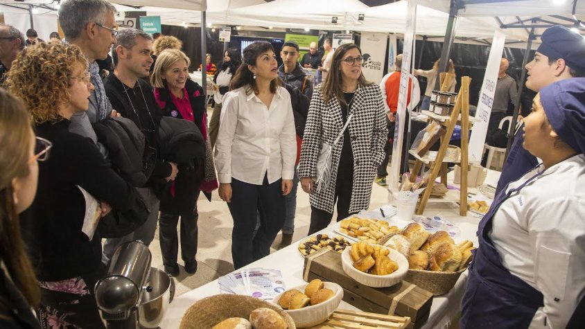 Autoritats visitant l'estand de l'institut Ribera del Sió d'Agramunt