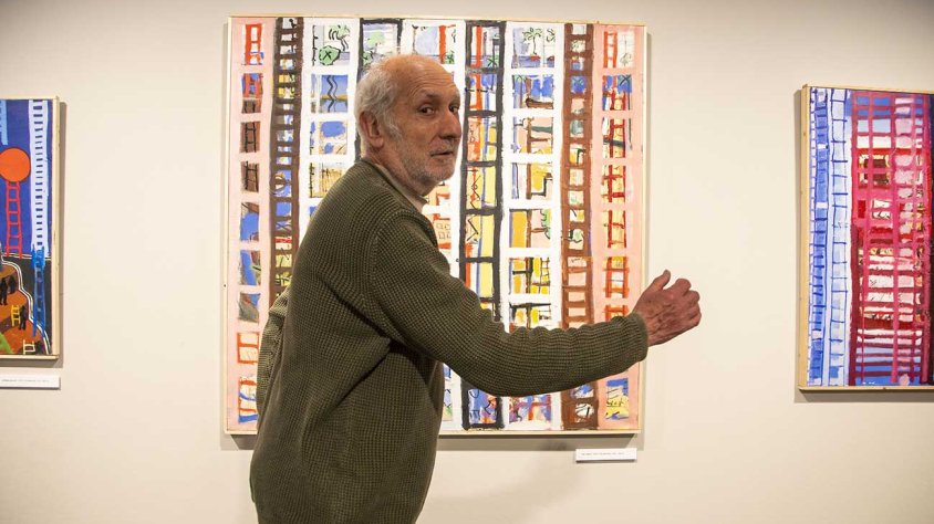 Benjamí Tous davant d'una de les obres que es poden veure al museu