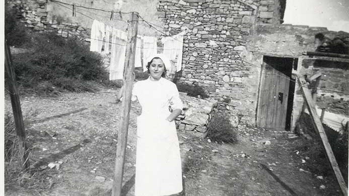 Na Claudina Perenya durant la guerra, amb l'uniforme d'infermera en un indret no identificat. Any 1938.