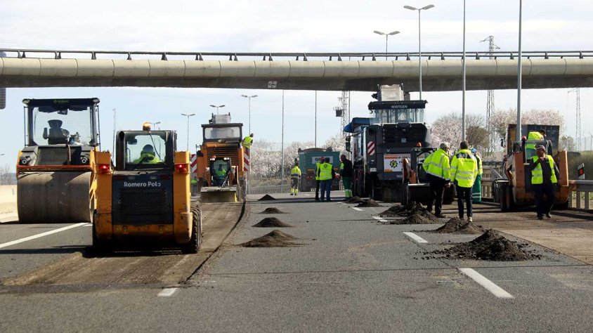 Màquines treballant en la millora del ferm de l'A-2 a Cervera