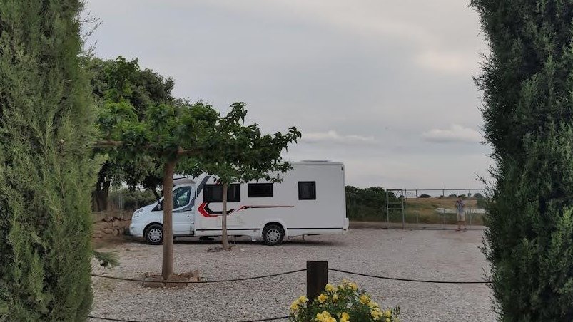 Imatge d'una autocaravana en un dels aparcaments habilitats a l'Urgell